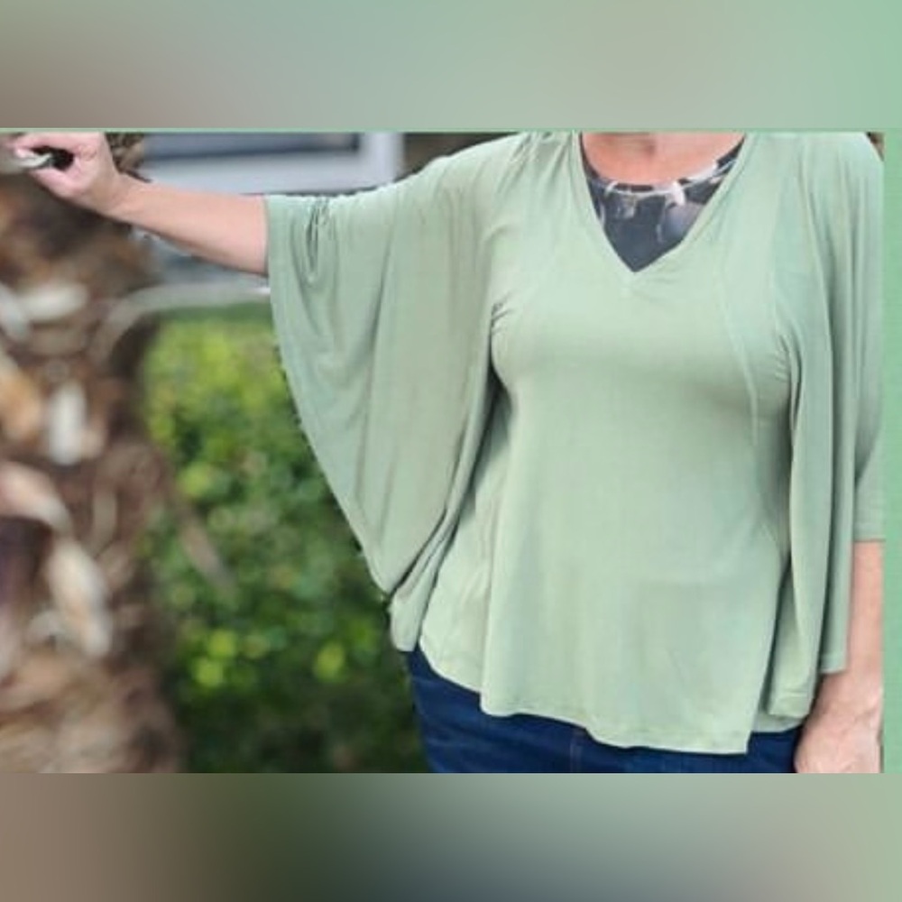 Oli & Hali Women's Green V Neck Butterfly Sleeve Blouse Top Size Small Nwot